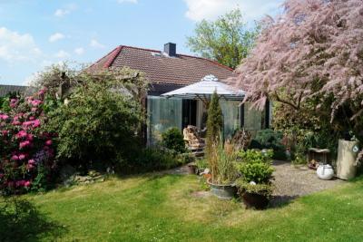 Elten: Bungalow mit Untergeschoss und Wintergarten