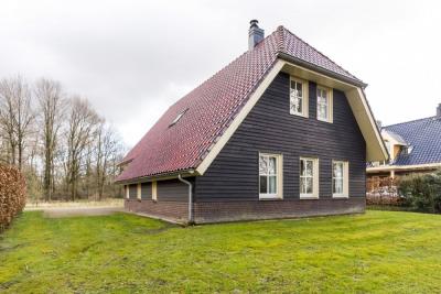 Direkt am Waldrand gelegt, mit freier Aussicht, liegt dieses Ferienhaus