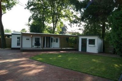 Neuwertiges Chalet (Baujahr 2008) im Ferienpark De Byvanck. Eigener Parkplatz. Wunderschöner Garten!