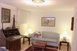 Einziehen und Wohlfühlen: Hochwertig Möblierte Wohnung mit Stellplatz in Benrath