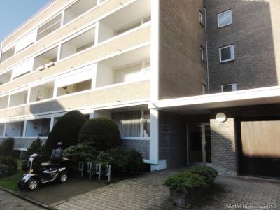 Renditeschnäppchen. 2 vermietete Apartments mit Balkon (Erdgeschoss und 1.OG). Aufzug und Schwimmbad