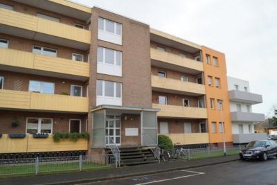 Gepflegte Wohnung im ersten OG mit Balkon